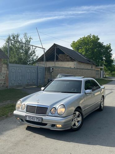 Mercedes-Benz: Gümüşü rəngli, yaxşı vəziyyətdə olan Mercedes-Benz E-Class sedanı