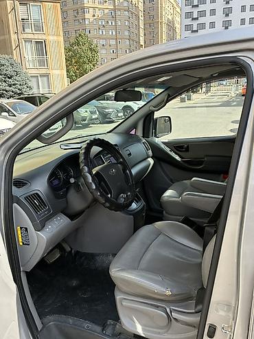 rolls rois: Hyundai H-1 / Starex, серебристый фургон грузо-пассажирский Машина — 2