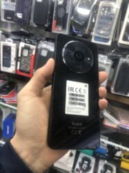 манитор андроид: Смартфон на Android с каплевидным вырезом под фронтальную камеру и