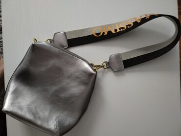 nova torbica: Novo, alessia massimo-kožna tašnica. Dimenzije 20*20cm, nenešena i bez