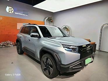 range rover evoque: Электрический кроссовер (5 дверей, 5 мест) в светло‑сером цвете с — 3