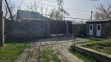 Продажа коттеджей и домов: 🏙️ Продаётся: Участок с домом — 5 соток 📍 Локация: Бишкек, ж/м Ак-Орго — 7