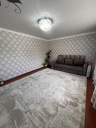 Продажа полдома: Продаю дом В селе Кунтуу, большой двор, 4 сарая, тапчан, навес — 18
