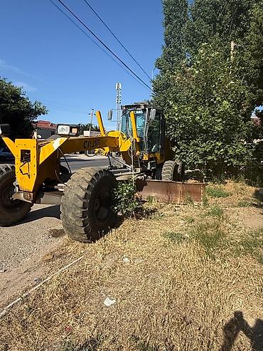 tikinti texnikasi satisi: XCMG GR215 yol hamarlayıcı (motor grader) - Güclü dizel mühərrik və — 2