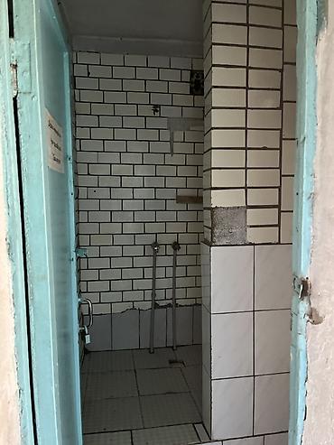 общежитие купить: Сдается комната в общежитии. - Планировка: вытянутая комната с окном — 5