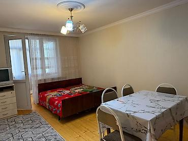 Uzunmüddətli kirayə mənzillər: 1 otaqlı mənzil – daxili plan və təchizat - Geniş zal: divan, yemək — 5