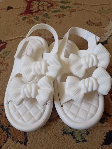 резиновая обувь: Летние резиновые босоножки для девочки,размер 28,на липучке,лето не за