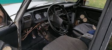 диск на москвич: Автомобиль ВАЗ 2107 белого цвета, представленный как классический