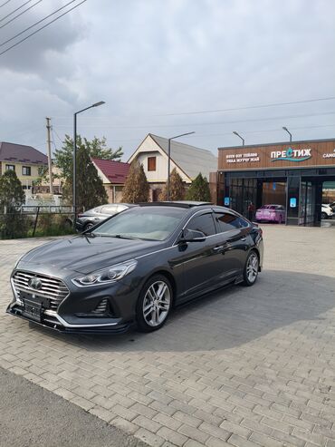 елентра хундай: Hyundai Sonata, седан бизнес-класса в темно‑сером цвете с