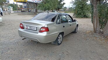 спортивные машина: Серебристый седан Daewoo Nexia с тонированными задними стеклами
