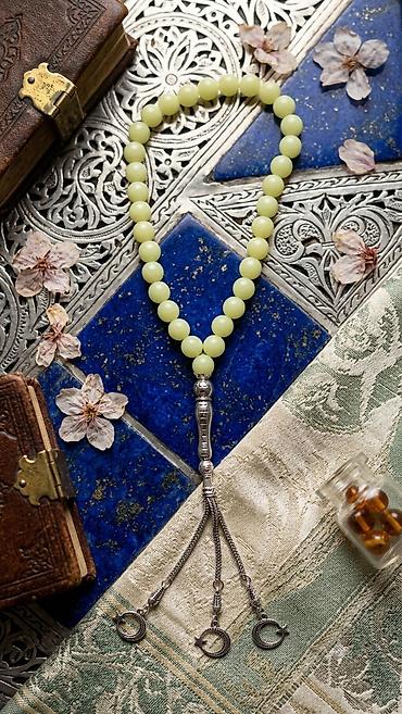 Təsbeh – zərif dizaynlı, ay‑ulduz uclu - Material: açıq yaşıl rəngli