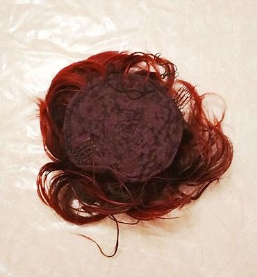 Другое: 1. парик - пряди черного и малинового цвета, челка, косой пробор — 17