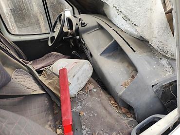 Другие детали кузова: Разбор на запчасти: микроавтобус (пассажирский кузов, две передние — 4