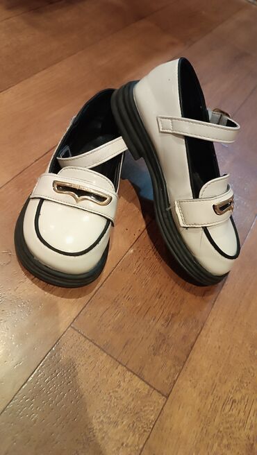 белые туфли: Туфли детские на 8-9 лет белые 32 размер, черные 31 размер