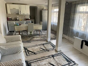 дом на новый год: Geniş studiya tipli məkanda mətbəx və qonaq otağı birləşdirilmiş plan