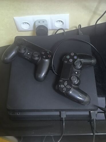 плестейшн 2: Sony PlayStation 4 slim, два джойстика и 4 диска