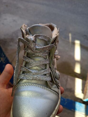 детские вещи из плюшевой пряжи: Gümüşü rəngdə qız uşaq idman ayaqqabısı - Parlaq metalik üstlük, eyni