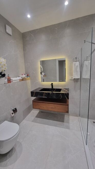 Duş başlıqları: Məhsul: Hamam üçün müasir mebel və aksesuarlar dəsti Təsvir: - Divara
