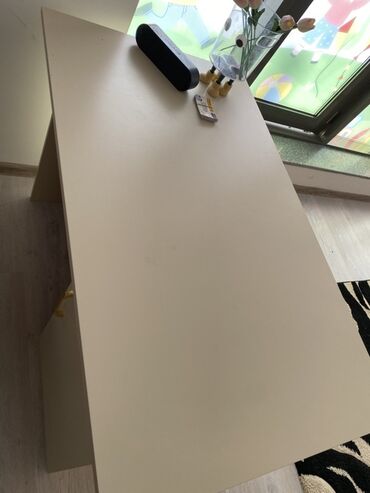 реклама офисной мебели: İş masası – krem rəngdə, minimal dizaynlı. - Geniş, hamar üst səth