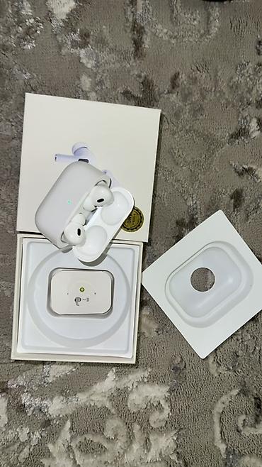 airpods 4: 🎧 Продаю беспроводные наушники 🤍 ✨ Покупала за 1700 сом, продаю за — 1