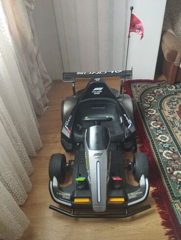 Uşaq üçün elektrik maşınları: Qara və boz rənglərdə, Formula 1 dizaynına sahib uşaq elektrik