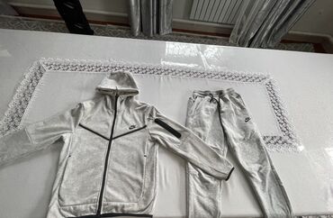 Спортивные костюмы: Мужской спортивный костюм, M (EU 38), L (EU 40), Nike, Новый, цвет - Серый, Самовывоз at lalafo.kg Спортивные костюмы: Мужской спортивный костюм, M (EU 38), L (EU 40), Nike, Новый, цвет - Серый, Самовывоз
