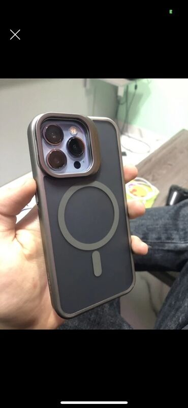iphone 15 pro replika: Bu, qara rəngli, maqnit dəstəyi olan bir telefon qabığıdır. MagSafe