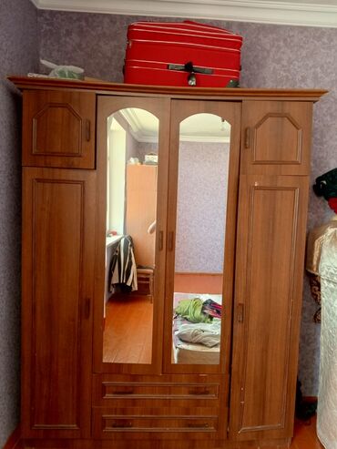 диван и 2 кресла мягкая мебель: 4 qapılı Düz dolab, Qarderob, paltar dolabı