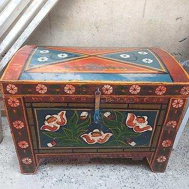 Əl naxışlı taxta sandıq - Material: bərk ağac - Üst və ön hissə: əl