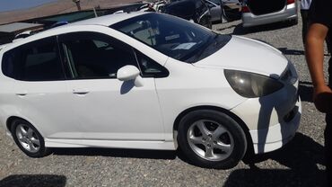 кредит на машину: Honda Fit: 2001 г., 1.3 л, Автомат, Бензин, Хетчбек