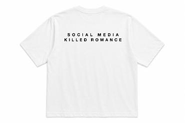 черный плащ: Футболка белая с принтом “SOCIAL MEDIA KILLED ROMANCE” на спине. - — 4