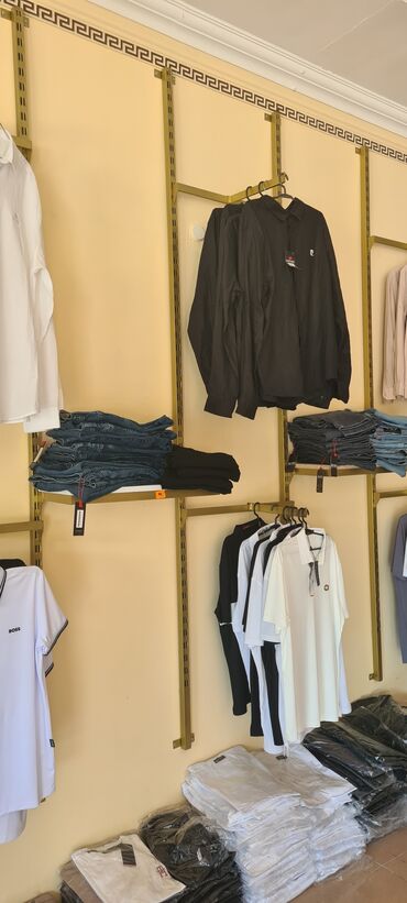 Digər üst geyimləri: Mağaza vitrinindən kişi və qadın geyimləri kolleksiyası - Kişi — 2