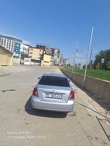 хром плёнка: Седан серебристого цвета, 4 двери. Компактный кузов с плавными — 5