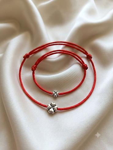 calvin klein torbice: Duo narukvica sa crvenim koncem i srebrnim privescima deteline - Set — 1