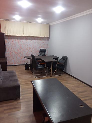 аренда под офис: Ofis sahəsi – tam mebellə - İş masaları: bir neçə ədəd qara rəngli — 2
