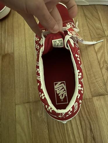 Patike: Predstavljamo uniseks Vans Old Skool patike u crvenoj boji. Ove patike — 13