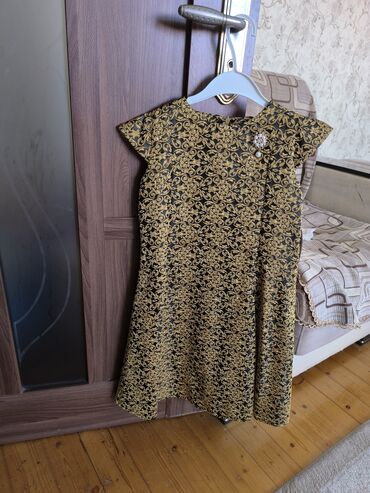Джинсы и брюки: Qara rəngli, qısaqol uşaq donu, üzərində qızılı rəngdə naxışlar və