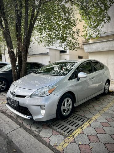 срочно продам машину дёшево: Toyota Prius: 2013 г., 1.8 л, Вариатор, Гибрид, Седан