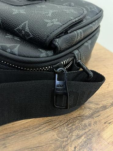 Барсетки: Барсетка, Louis Vuitton, Материал: Натуральная кожа, Застежка на магните, Регулируемый ремень, Множество карманов, Б/у — 6