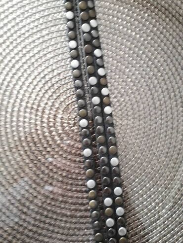 Ogrlice: OGRLICA, crna sa nitnama srbrne i bakarne boje. Dužina 42 cm