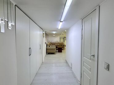 Магазины: Продаю Магазин В жилом доме, 111 м², Свежий ремонт, Отдельный вход, Цокольный этаж этаж — 10