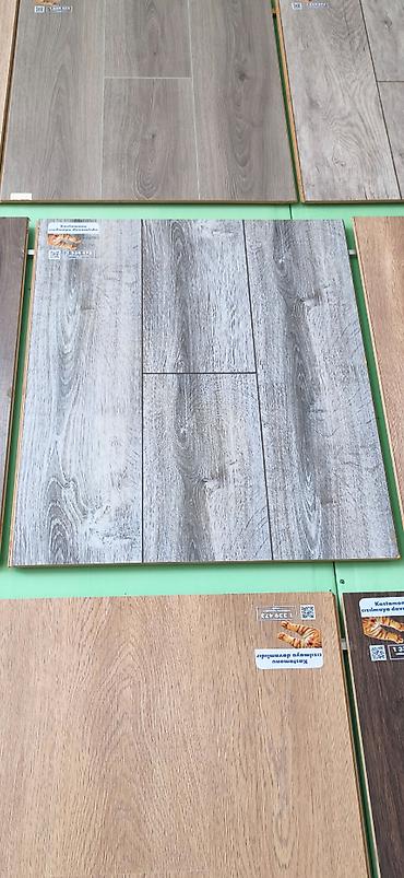 doseme laminat: Laminat döşəmə panelləri – ağac teksturalı, boz-açıq boz tonlarda — 1