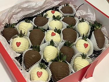 Съедобные букеты: Набор клубники в шоколаде в подарочной коробке. - Крупные свежие — 7