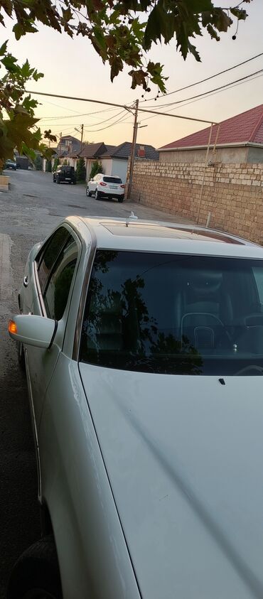 Mercedes-Benz: Mercedes-Benz 230: 2.3 l | 1998 il Sedan — 2