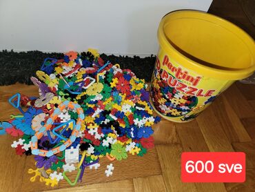 Igračke: Drvena podloga sa metalnim žicama različitih boja, na kojima su — 6