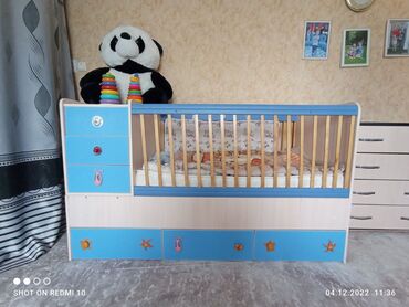 Детская мебель: Продаю детскую кровать трансформер легко переделывается в