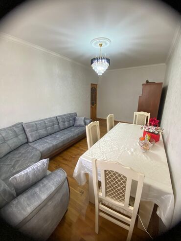 аренда квартир в баку: Mənzil bir neçə ota⁸qdan ibarətdir, geniş qonaq otağı, yataq otağı və