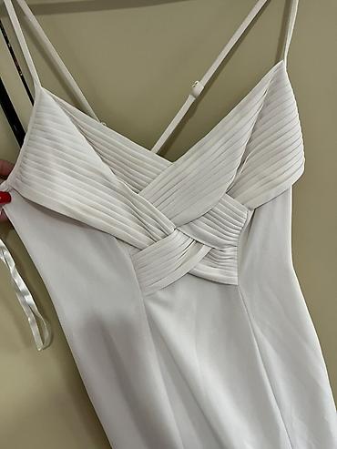patike s: Bela duga haljina elegantnog i svedenog kroja, pogodna za svečane — 3