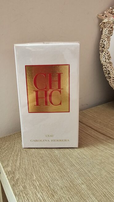Ətriyyat: Carolina Herrera