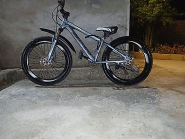 velosiped cross: Dağ və şəhər sürüşləri üçün uyğun velosiped. Gümüşü rəngli çərçivəyə — 2